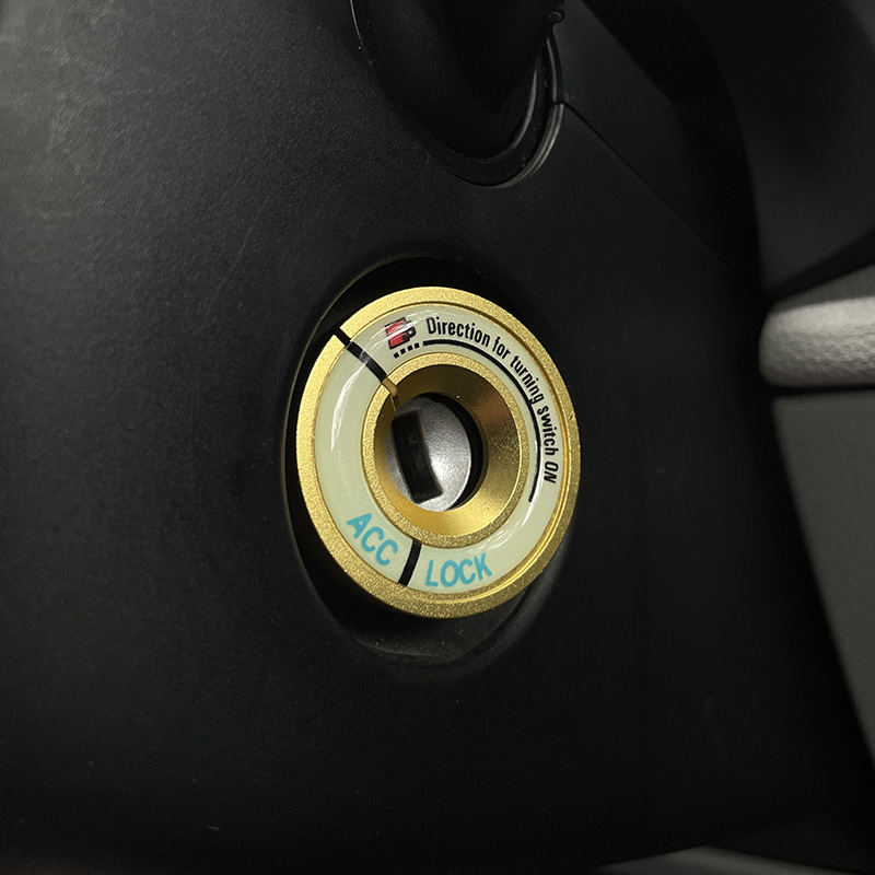 Audi belső kiegészítők: világító gyújtógyűrű és kulcslyuk díszítés A1/A3/Q3/Q2L/TT modellekhez, fém, testreszabás elérhető