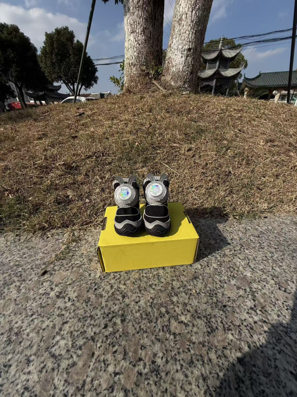 Dewangxing háziállat cipő – vízálló, forgó kialakítású, csúszásmentes kutyáknak, 4 darabos készlet, rajzfilmszerű dizájn