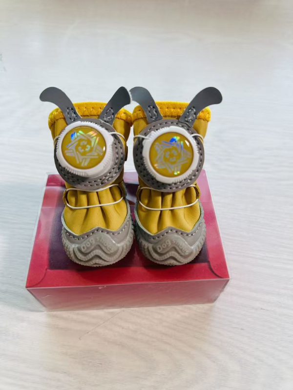 Dewangxing háziállat cipő – vízálló, forgó kialakítású, csúszásmentes kutyáknak, 4 darabos készlet, rajzfilmszerű dizájn