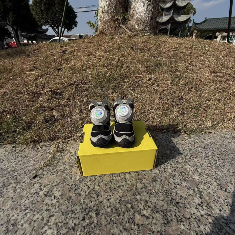 Dewangxing háziállat cipő – vízálló, forgó kialakítású, csúszásmentes kutyáknak, 4 darabos készlet, rajzfilmszerű dizájn