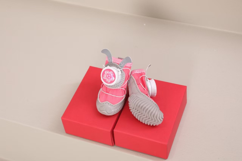 Dewangxing háziállat cipő – vízálló, forgó kialakítású, csúszásmentes kutyáknak, 4 darabos készlet, rajzfilmszerű dizájn