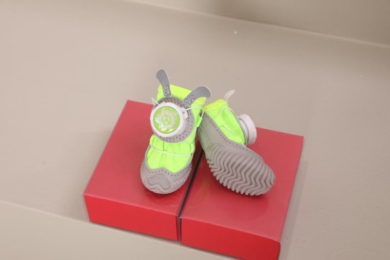 Dewangxing háziállat cipő – vízálló, forgó kialakítású, csúszásmentes kutyáknak, 4 darabos készlet, rajzfilmszerű dizájn