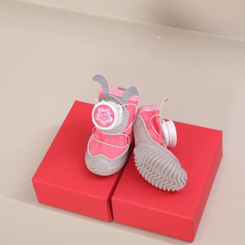 Dewangxing háziállat cipő – vízálló, forgó kialakítású, csúszásmentes kutyáknak, 4 darabos készlet, rajzfilmszerű dizájn