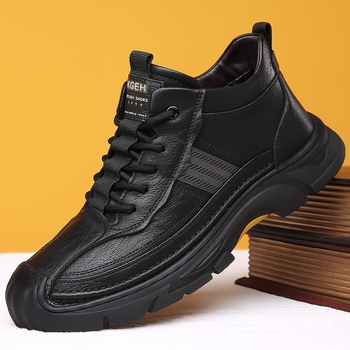 Férfi bőrből készült szőrrel bélelt csizma gumírozott talppal, elasztikus záródás, középmagas szár, alacsony sáncú sarok (1–3 cm)