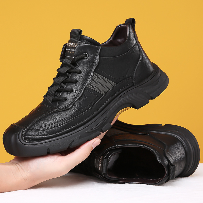 Férfi bőrből készült szőrrel bélelt csizma gumírozott talppal, elasztikus záródás, középmagas szár, alacsony sáncú sarok (1–3 cm)