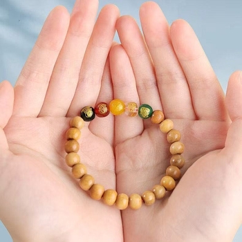 Fából készült Gazdagság Istene karkötő – faragott geometriai gyöngyökkel, uniszex, eredeti dizájn