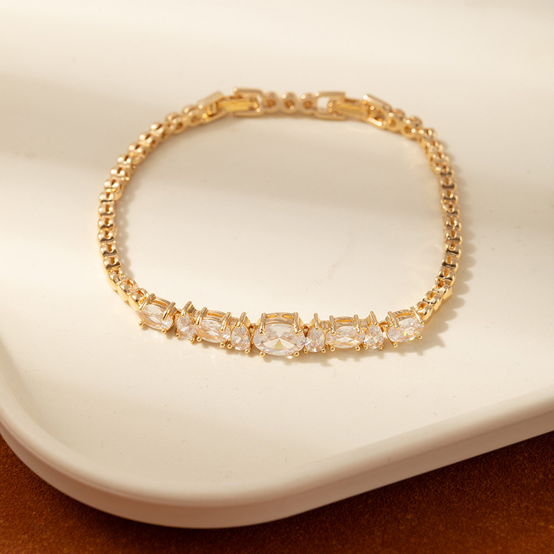 Aranyozott réz karkötő virág alakú geometriai mintával és gyémánt díszítéssel — női divat ékszer