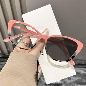 Olvasó szemüveg fotokróm lencsékkel és kékfény védelemmel, pillangó keret, teljes keret, univerzális illeszkedés.