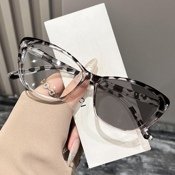 Olvasó szemüveg fotokróm lencsékkel és kékfény védelemmel, pillangó keret, teljes keret, univerzális illeszkedés.