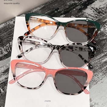 Olvasó szemüveg fotokróm lencsékkel és kékfény védelemmel, pillangó keret, teljes keret, univerzális illeszkedés.