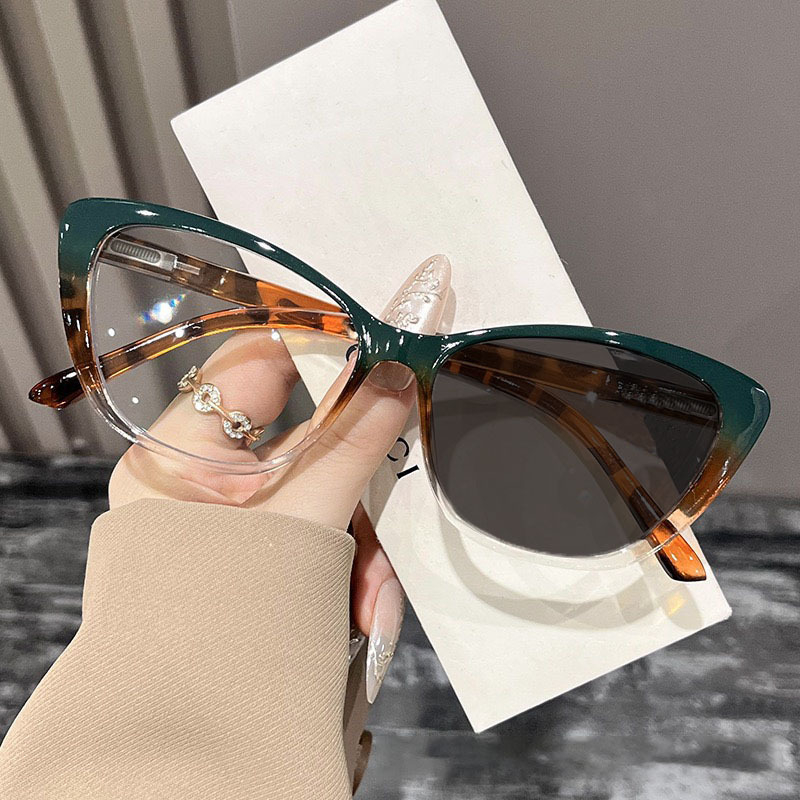 Olvasó szemüveg fotokróm lencsékkel és kékfény védelemmel, pillangó keret, teljes keret, univerzális illeszkedés.