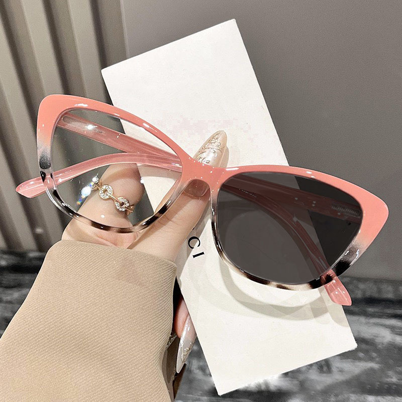 Olvasó szemüveg fotokróm lencsékkel és kékfény védelemmel, pillangó keret, teljes keret, univerzális illeszkedés.