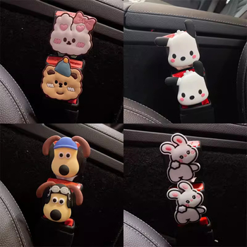 Aranyos karikatúra dizájn az autó belső teréhez — biztonsági öv csat kiegészítő, csatlakozó és dekoratív elem, testreszabás nélkül, logó nélkül