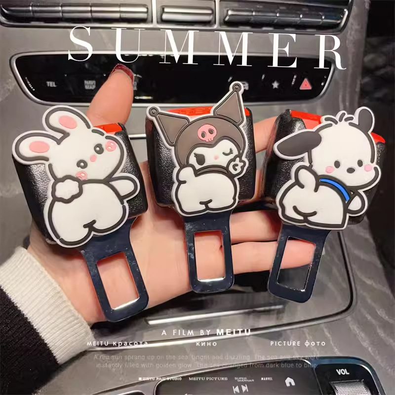 Aranyos karikatúra dizájn az autó belső teréhez — biztonsági öv csat kiegészítő, csatlakozó és dekoratív elem, testreszabás nélkül, logó nélkül