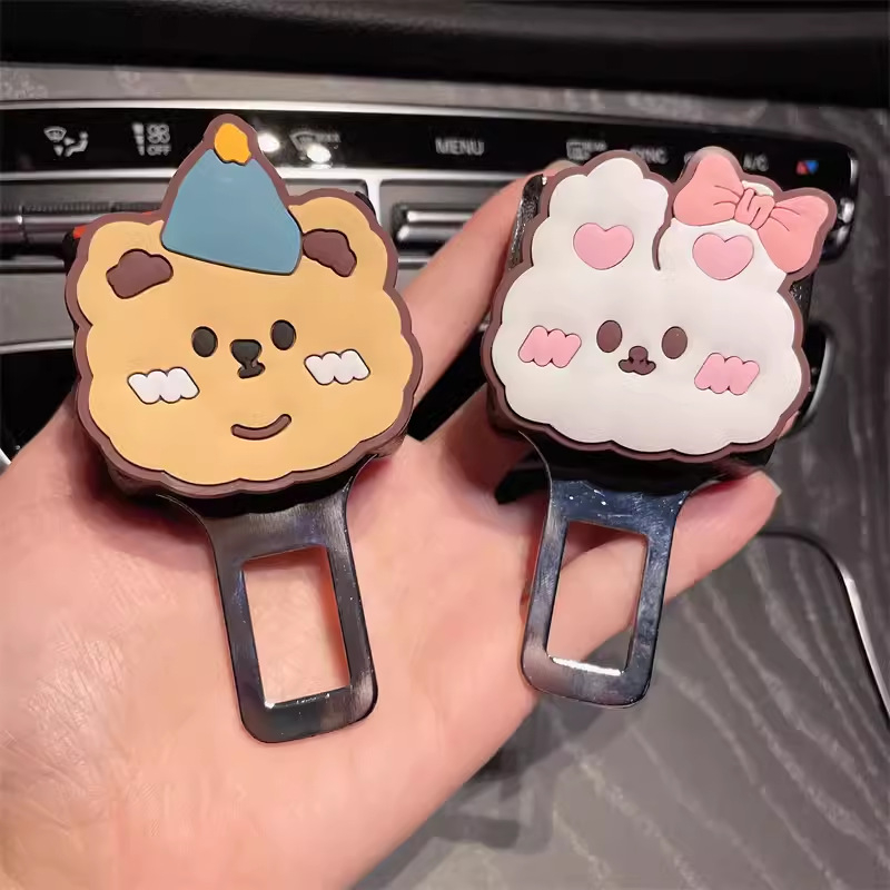 Aranyos karikatúra dizájn az autó belső teréhez — biztonsági öv csat kiegészítő, csatlakozó és dekoratív elem, testreszabás nélkül, logó nélkül