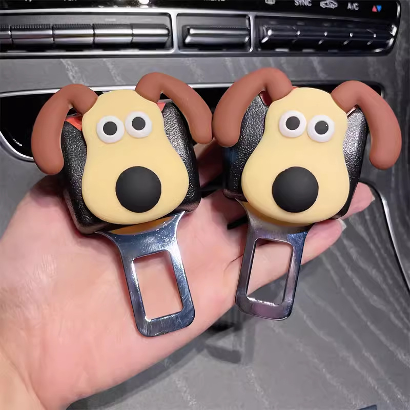 Aranyos karikatúra dizájn az autó belső teréhez — biztonsági öv csat kiegészítő, csatlakozó és dekoratív elem, testreszabás nélkül, logó nélkül