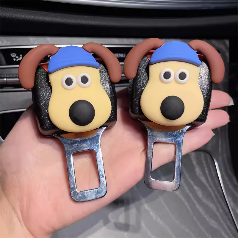 Aranyos karikatúra dizájn az autó belső teréhez — biztonsági öv csat kiegészítő, csatlakozó és dekoratív elem, testreszabás nélkül, logó nélkül