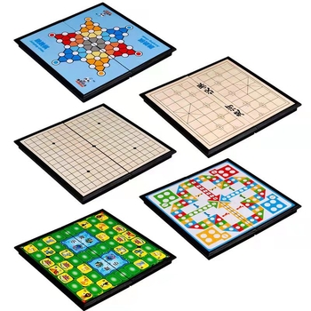 Összecsukható mágneses társasjáték-készlet: sakk, Go, Gomoku, dáma és Flying Chess; anyag: műanyag; csomagolás: színes doboz; korosztály: 4–14 év; oktató játék; tartalmaz útmutató videóval