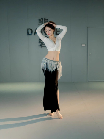 Keleti tánc gyakorló szett kardigán felsővel és hasított nadrággal, modal anyag 30–50% tartalom, téli 2024, stílus Cold Wind – Street Fashionista