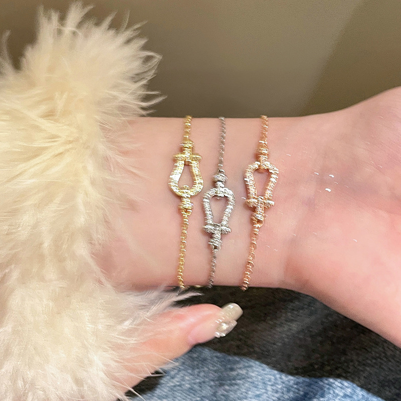 Réz karkötő patkó alakú csattal és cirkón beépítéssel, női könnyű luxus stílusú geometriai dizájn, 2024 őszi megjelenés