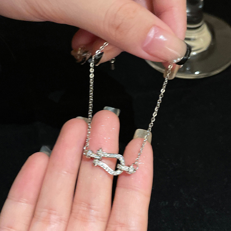 Réz karkötő patkó alakú csattal és cirkón beépítéssel, női könnyű luxus stílusú geometriai dizájn, 2024 őszi megjelenés