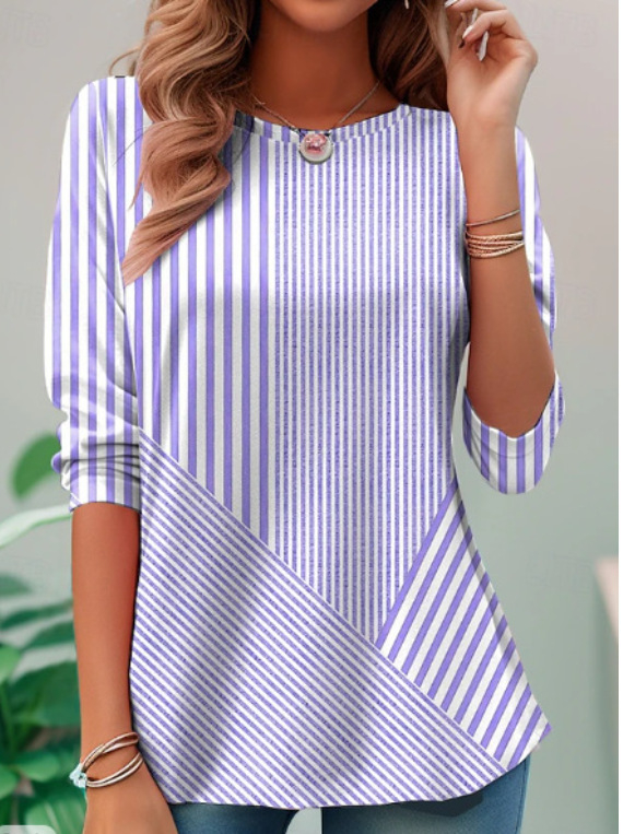 Poliészter blúz V-nyakkal és nyitott plackettel elöl, aszimmetrikus csíkos patchwork 3D hatással, rövid ujjú.