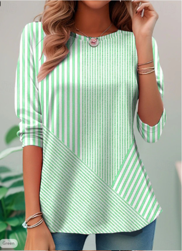 Poliészter blúz V-nyakkal és nyitott plackettel elöl, aszimmetrikus csíkos patchwork 3D hatással, rövid ujjú.