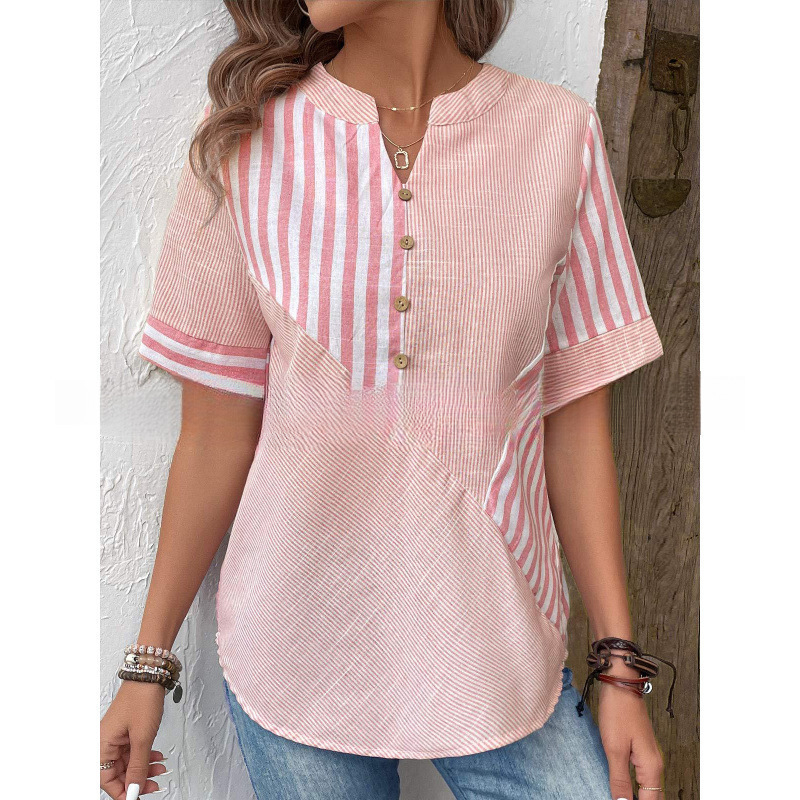 Poliészter blúz V-nyakkal és nyitott plackettel elöl, aszimmetrikus csíkos patchwork 3D hatással, rövid ujjú.