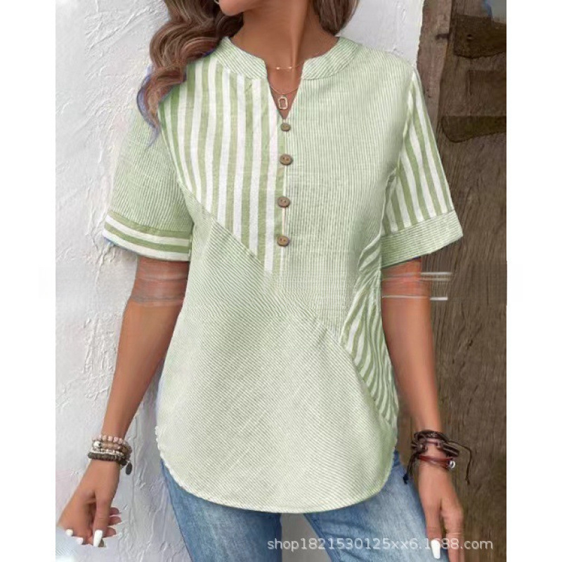 Poliészter blúz V-nyakkal és nyitott plackettel elöl, aszimmetrikus csíkos patchwork 3D hatással, rövid ujjú.