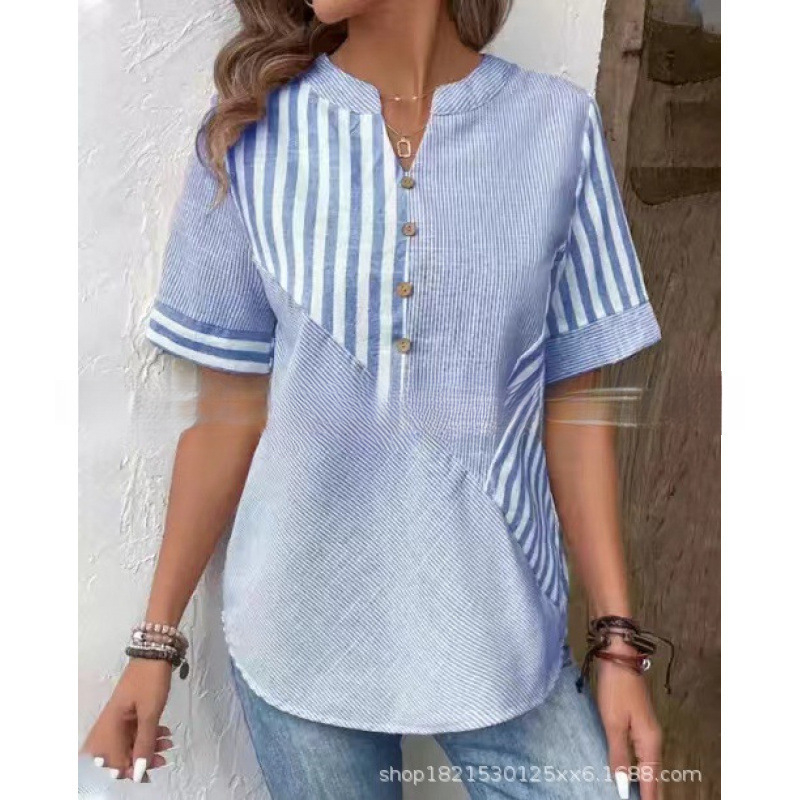 Poliészter blúz V-nyakkal és nyitott plackettel elöl, aszimmetrikus csíkos patchwork 3D hatással, rövid ujjú.