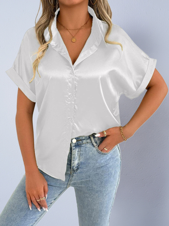 Női szaténing, rövid ujjú, ingnyakú gallér, laza szabás, elülső placket több gombbal, elegáns irodai stílus