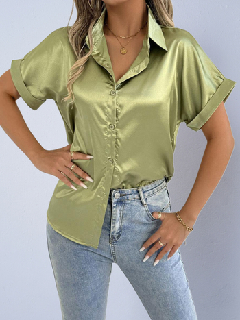 Női szaténing, rövid ujjú, ingnyakú gallér, laza szabás, elülső placket több gombbal, elegáns irodai stílus