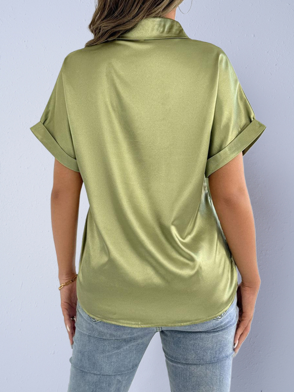 Női szaténing, rövid ujjú, ingnyakú gallér, laza szabás, elülső placket több gombbal, elegáns irodai stílus