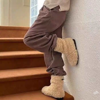 Női téli hócsizma - magas szárú, külső műszőrme, belső műszőrmés bélés, gumírozott talp, 1–3 cm sarok, téli 2025