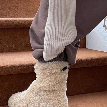 Női téli hócsizma - magas szárú, külső műszőrme, belső műszőrmés bélés, gumírozott talp, 1–3 cm sarok, téli 2025