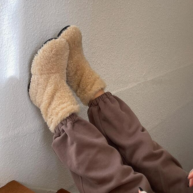 Női téli hócsizma - magas szárú, külső műszőrme, belső műszőrmés bélés, gumírozott talp, 1–3 cm sarok, téli 2025