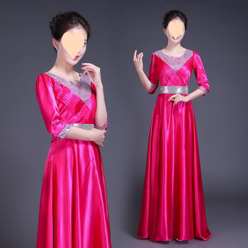 Színpadi kórusruha szegecsekkel, szatén/poliészter anyag, uniszex kialakítás, poliészter-tartalom 90–95%, 2022 nyár