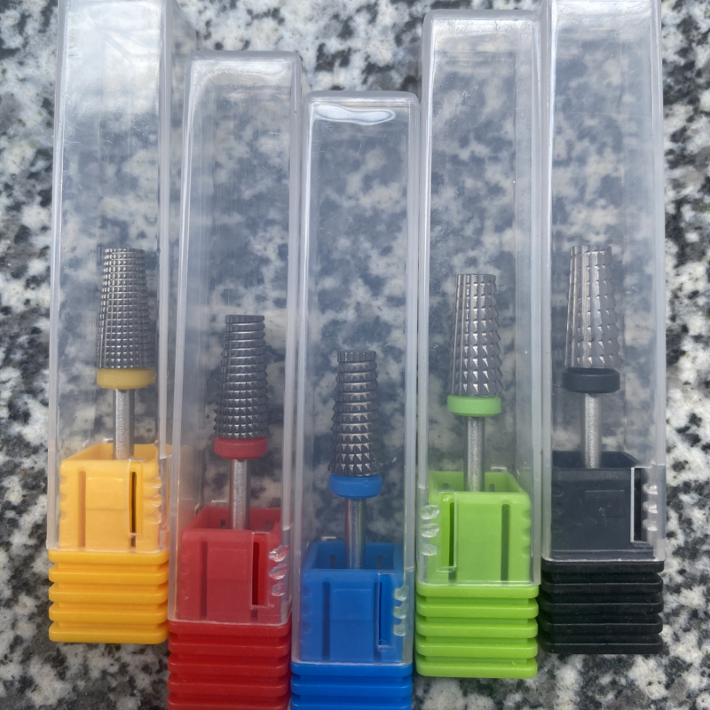 5-in-1 multiműködő körömerő fej kéz- és lábápoláshoz; anyagok: fém, titán acél, szénacél; nettó tömeg 8 g