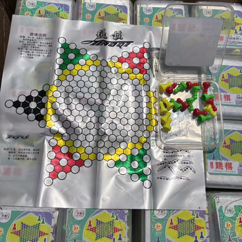 Hordozható mini többjátékos sakkkészlet – műanyag kivitelezés – 4–14 éveseknek