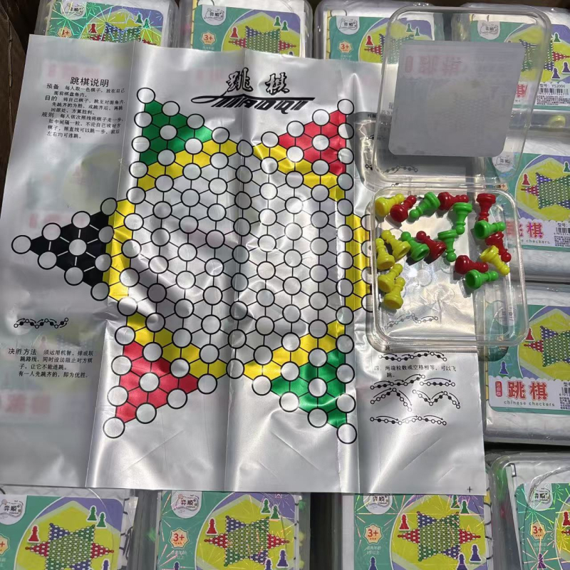 Hordozható mini többjátékos sakkkészlet – műanyag kivitelezés – 4–14 éveseknek