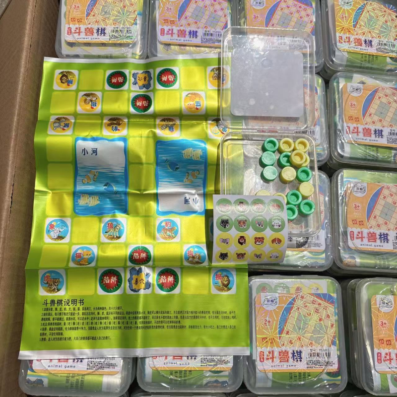 Hordozható mini többjátékos sakkkészlet – műanyag kivitelezés – 4–14 éveseknek