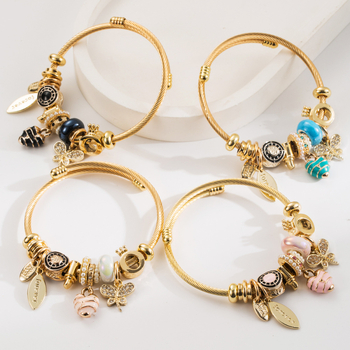 Női ötvözetű karkötő gyöngyökkel, gyémántköves díszítéssel, mintázat: szív és pillangó, állítható