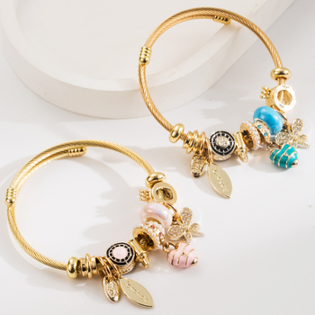 Női ötvözetű karkötő gyöngyökkel, gyémántköves díszítéssel, mintázat: szív és pillangó, állítható