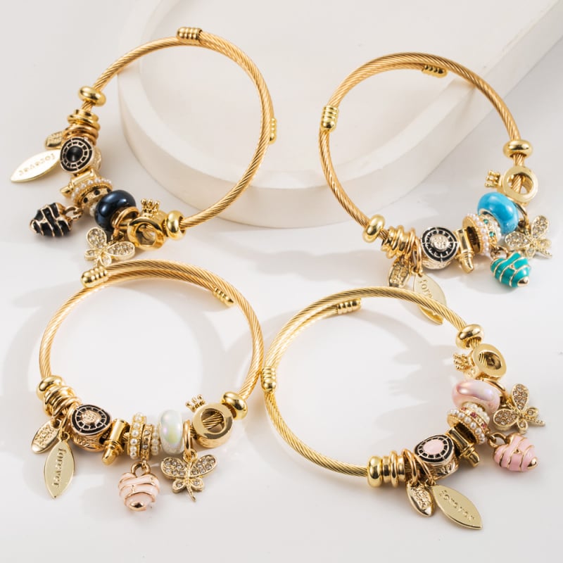 Női ötvözetű karkötő gyöngyökkel, gyémántköves díszítéssel, mintázat: szív és pillangó, állítható