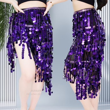 Belly dance előadásra szánt jelmez öt réteg bojtos derékszíjjal, csillogó szegecsekkel díszített szoknyával, chiffon anyag és hímzett részletek