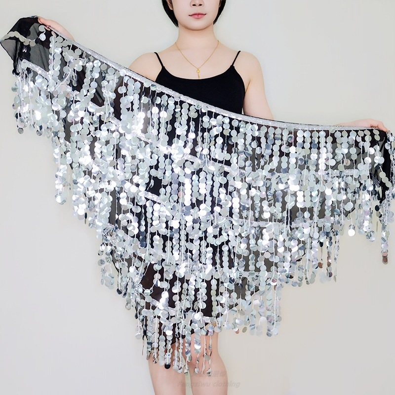 Belly dance előadásra szánt jelmez öt réteg bojtos derékszíjjal, csillogó szegecsekkel díszített szoknyával, chiffon anyag és hímzett részletek