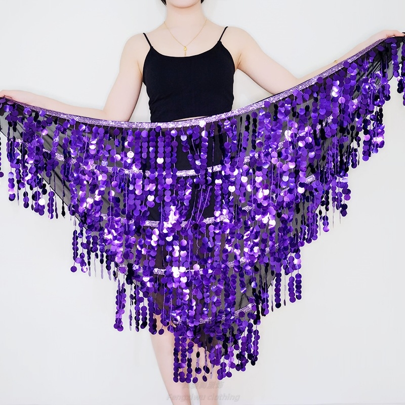 Belly dance előadásra szánt jelmez öt réteg bojtos derékszíjjal, csillogó szegecsekkel díszített szoknyával, chiffon anyag és hímzett részletek