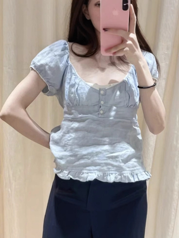 Póló buborékos ujjakkal, V-nyakú, háromgombos záródás, csíkos mintázat, pamut-poliészter keverék