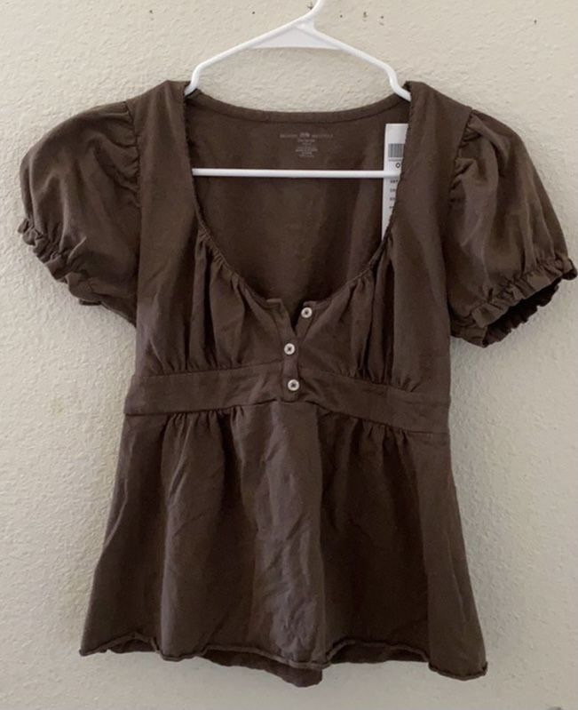 Póló buborékos ujjakkal, V-nyakú, háromgombos záródás, csíkos mintázat, pamut-poliészter keverék