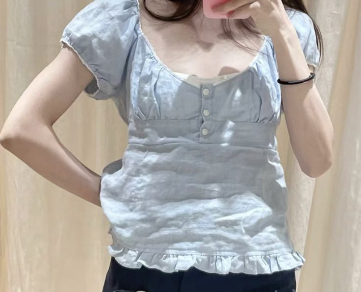 Póló buborékos ujjakkal, V-nyakú, háromgombos záródás, csíkos mintázat, pamut-poliészter keverék